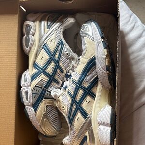 ASICS woman’s GEL NIMBUS 9!' White and Teal Performance Running Shoes